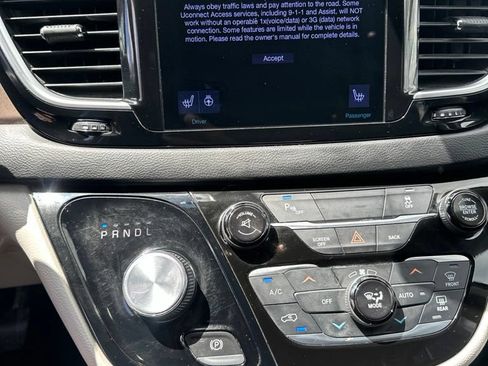 Used 2017 Chrysler Pacifica Touring-L Plus FWD image 11