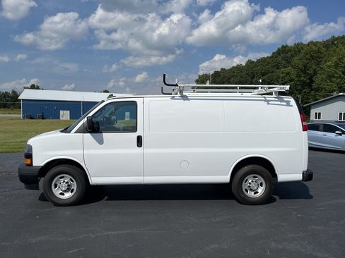 Used 2021 Chevrolet Express 2500 w/ Driver Convenience Package RWD image 2