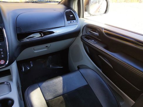 Used 2018 Dodge Grand Caravan SXT FWD image 16