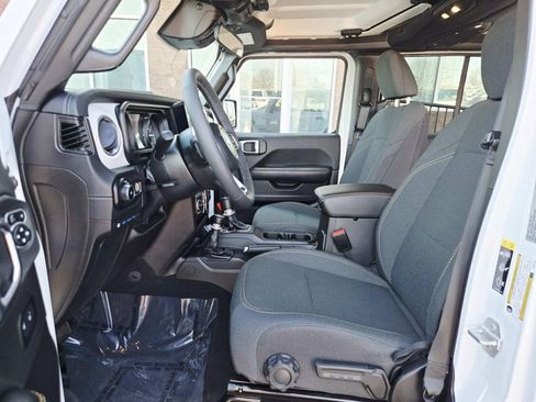 Used 2025 Jeep Wrangler Unlimited Sahara image 11