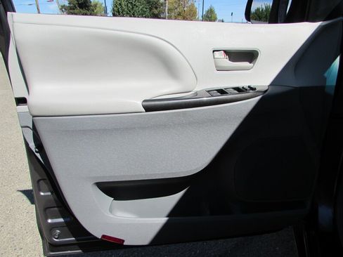 Used 2012 Toyota Sienna LE FWD image 20
