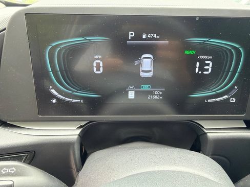 Used 2025 Kia Niro LX FWD image 2