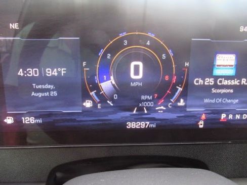Used 2025 Chevrolet Traverse LT FWD image 23