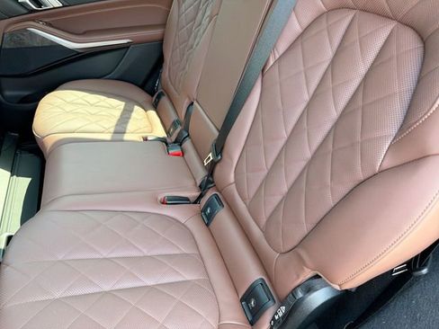Used 2023 BMW X7 xDrive40i w/ M Sport Package AWD/4WD image 25