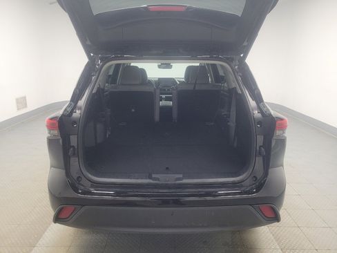 Used 2020 Toyota Highlander XLE AWD/4WD image 29
