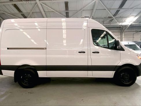 Used 2025 Mercedes-Benz Sprinter 2500 image 5