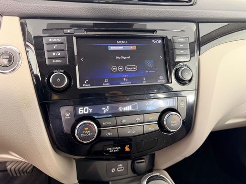 Used 2021 Nissan Rogue Sport SV w/ Technology Package FWD image 17