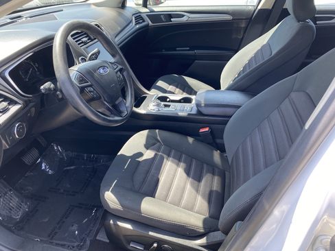 Used 2019 Ford Fusion SE FWD image 12
