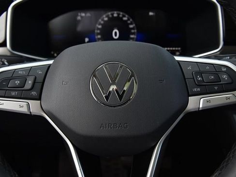Used 2025 Volkswagen Taos SE AWD/4WD image 18