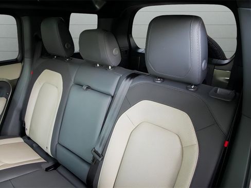 Used 2023 Land Rover Defender 110 X-Dynamic SE image 34