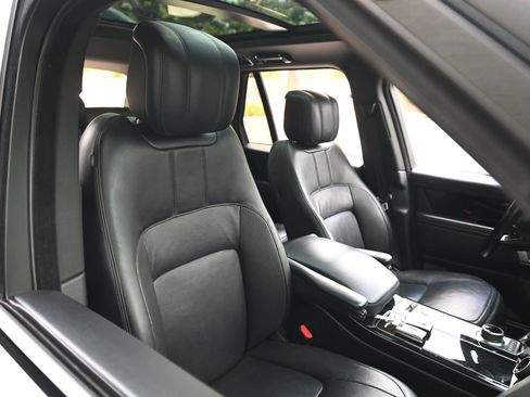 Used 2020 Land Rover Range Rover HSE image 11