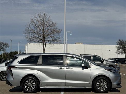 Used 2024 Toyota Sienna LE image 3
