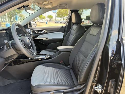 Certified 2025 Chevrolet Trax LT FWD image 28