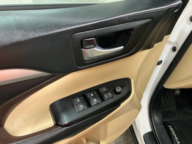 Used 2018 Toyota Highlander XLE AWD/4WD image 15