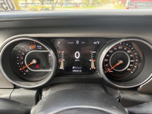 Used 2018 Jeep Wrangler Unlimited Sahara AWD/4WD image 11