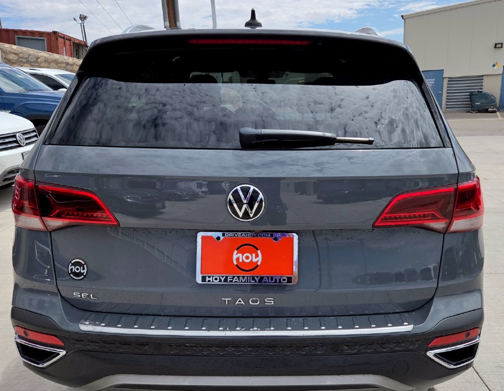 Used 2022 Volkswagen Taos SEL w/ Panoramic Sunroof Package FWD image 4