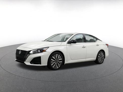 Used 2025 Nissan Altima 2.5 SV FWD image 3