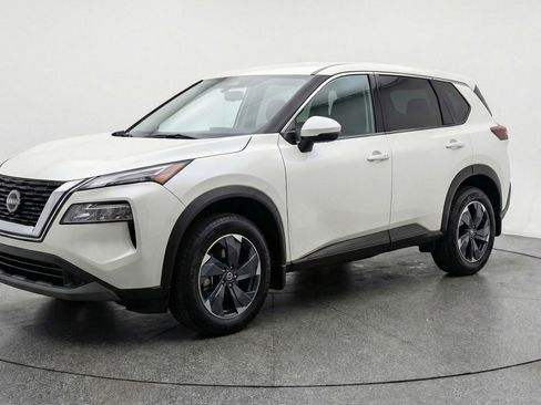 Used 2025 Nissan Rogue SV image 3