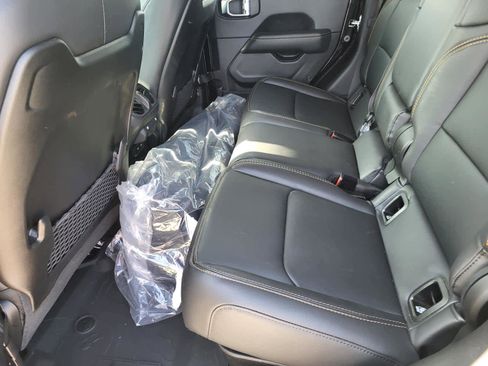 Used 2024 Jeep Gladiator Sport image 12