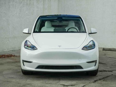 Used 2025 Tesla Model Y Performance AWD/4WD image 2