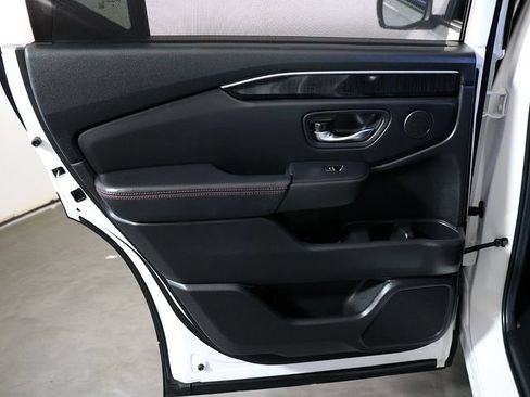 Used 2025 Honda Pilot Black Edition image 30