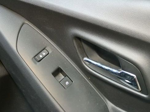 Used 2019 Chevrolet Trax LT w/ LT Convenience Package AWD/4WD image 9