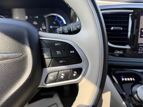 Used 2018 Chrysler Pacifica Limited w/ Advanced Safetytec Group FWD image 48