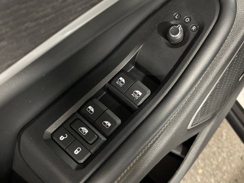 Used 2022 Jeep Grand Cherokee Limited 4xe image 9