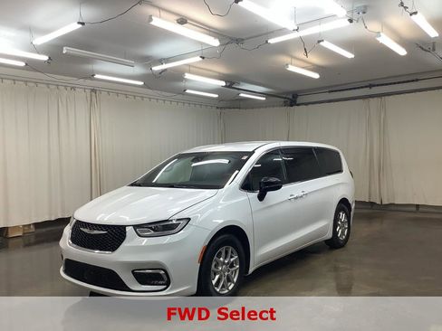 Used 2025 Chrysler Pacifica Select FWD image 1