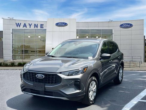 Used 2025 Ford Escape Active AWD/4WD image 2