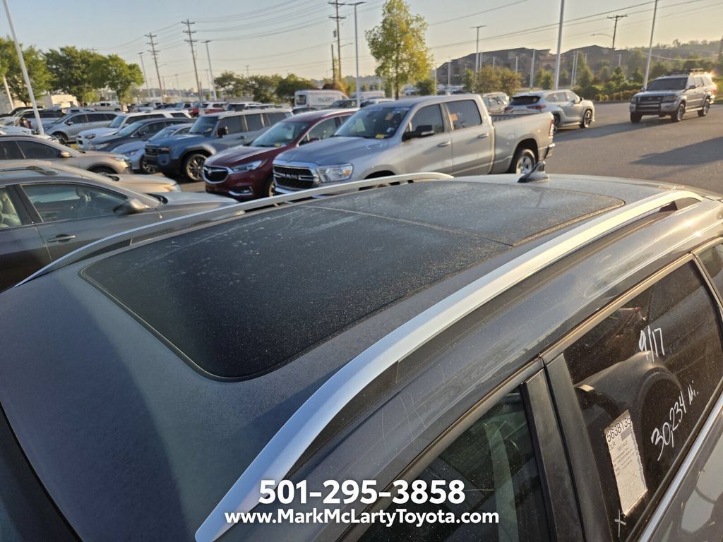 Used 2023 Volkswagen Taos SE w/ Panoramic Sunroof Package FWD image 10