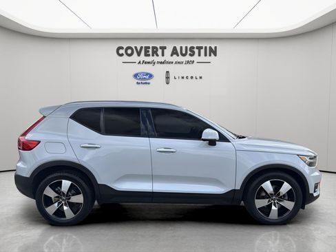Used 2022 Volvo XC40 T5 Momentum w/ Premium Package image 5
