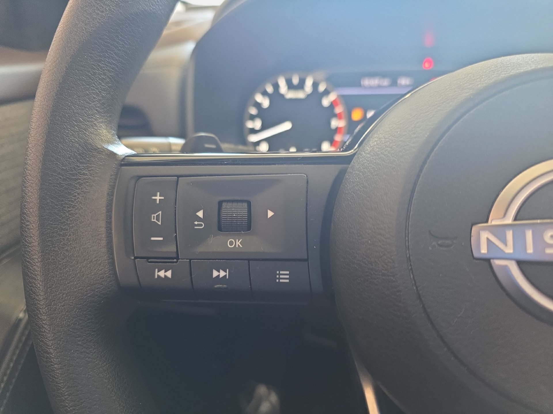 Used 2023 Nissan Rogue SV AWD/4WD image 16