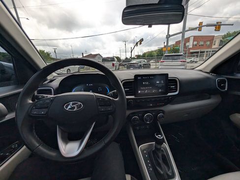 Used 2025 Hyundai Venue SEL FWD image 21