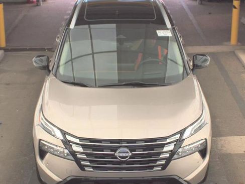 Used 2024 Nissan Rogue Platinum w/ Platinum Premium Package FWD image 2