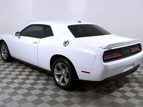 Used 2019 Dodge Challenger SXT image 9