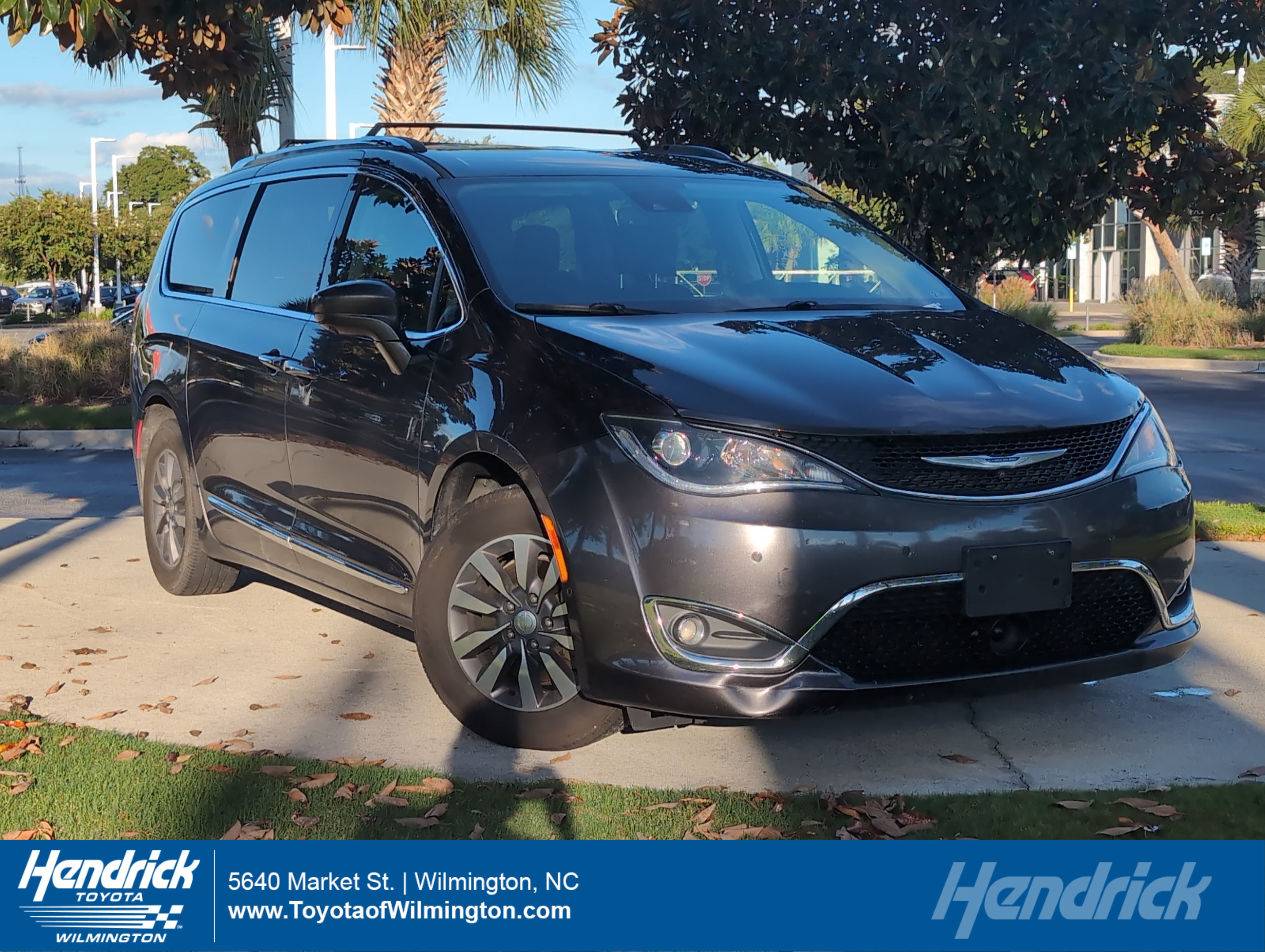 Used 2020 Chrysler Pacifica Touring-L Plus w/ Advanced Safetytec Group FWD image 1