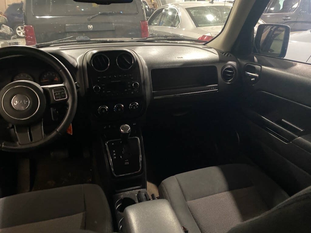 Used 2014 Jeep Patriot Latitude AWD/4WD image 12