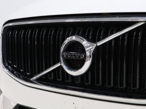 Used 2018 Volvo XC60 T5 Momentum w/ Vision Package AWD/4WD image 8