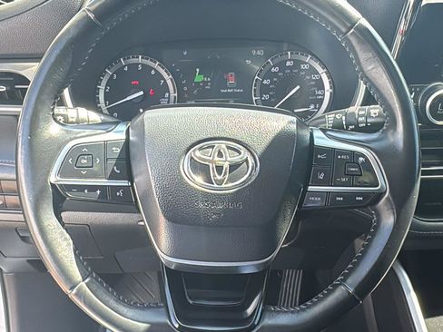 Used 2021 Toyota Highlander XLE FWD image 17