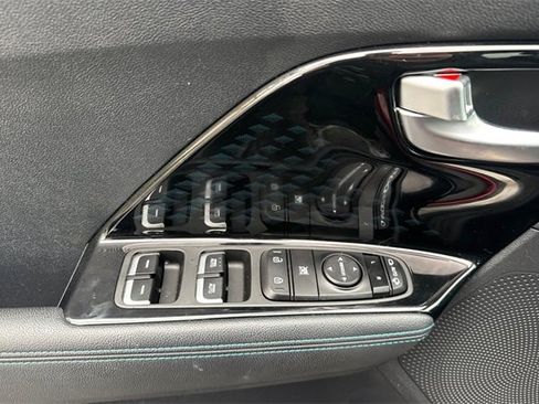 Used 2022 Kia Niro EX Premium image 11