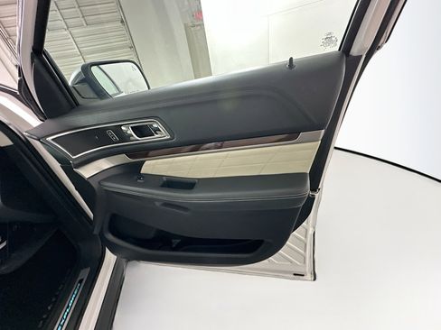 Used 2017 Ford Explorer Platinum image 35