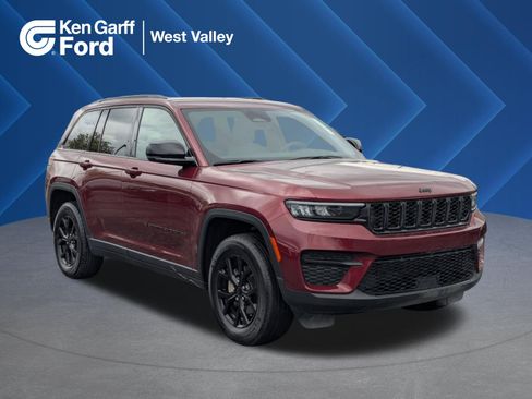 Used 2025 Jeep Grand Cherokee Altitude AWD/4WD image 1