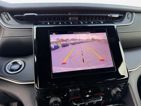 New 2025 Jeep Grand Cherokee Altitude image 22