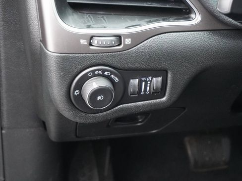 Used 2021 Jeep Cherokee Latitude Lux w/ Sun & Sound Group image 17