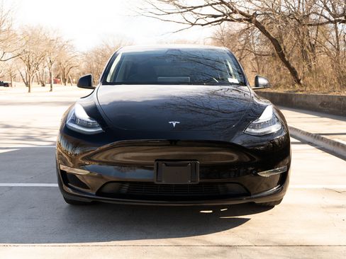 Used 2023 Tesla Model Y Long Range image 3