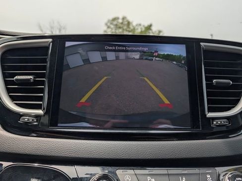 Used 2023 Chrysler Pacifica Touring-L FWD image 26