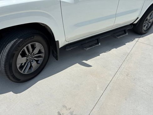 Used 2025 Nissan Frontier SV RWD image 9