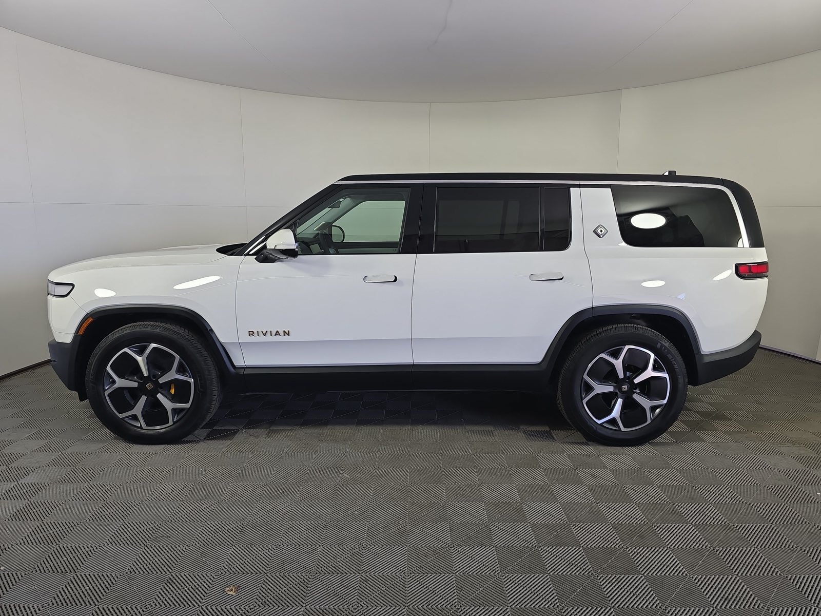 Used 2024 Rivian R1S Adventure Quad AWD/4WD image 2