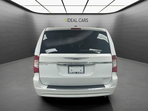 Used 2016 Chrysler Town & Country Limited FWD image 6